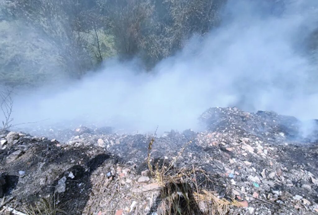Incendio Laurentina, discarica interrata brucia da 10 giorni: aria irrespirabile. Via ai soccorsi con le ruspe 1