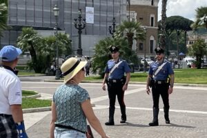 Furto con destrezza a Roma: sfilano 700 euro a una turista 1 Borseggi e furti ai turisti: azione capillare per bloccare ladri e rapinatori