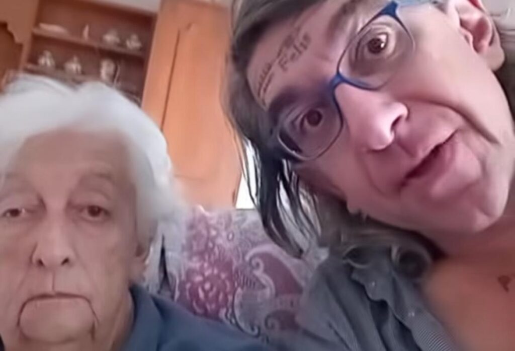 Morta la madre del disturbatore tv Gabriele Paolini, denuncia per malasanità: la Procura dispone l'autopsia 1 Morta la madre del disturbatore tv Gabriele Paolini, denuncia per malasanità: la Procura dispone l'autopsia 1