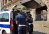 Il venditore abusivo sorpreso vicino al Colosseo aggredisce gli agenti durante un controllo: arrestato un 52enne romeno, multato e allontanato