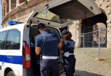 Il venditore abusivo sorpreso vicino al Colosseo aggredisce gli agenti durante un controllo: arrestato un 52enne romeno, multato e allontanato