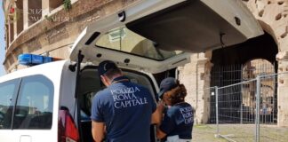 Il venditore abusivo sorpreso vicino al Colosseo aggredisce gli agenti durante un controllo: arrestato un 52enne romeno, multato e allontanato