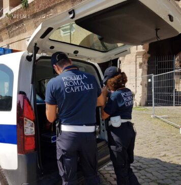 Il venditore abusivo sorpreso vicino al Colosseo aggredisce gli agenti durante un controllo: arrestato un 52enne romeno, multato e allontanato