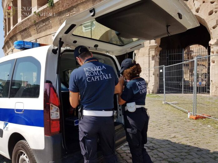 Il venditore abusivo sorpreso vicino al Colosseo aggredisce gli agenti durante un controllo: arrestato un 52enne romeno, multato e allontanato