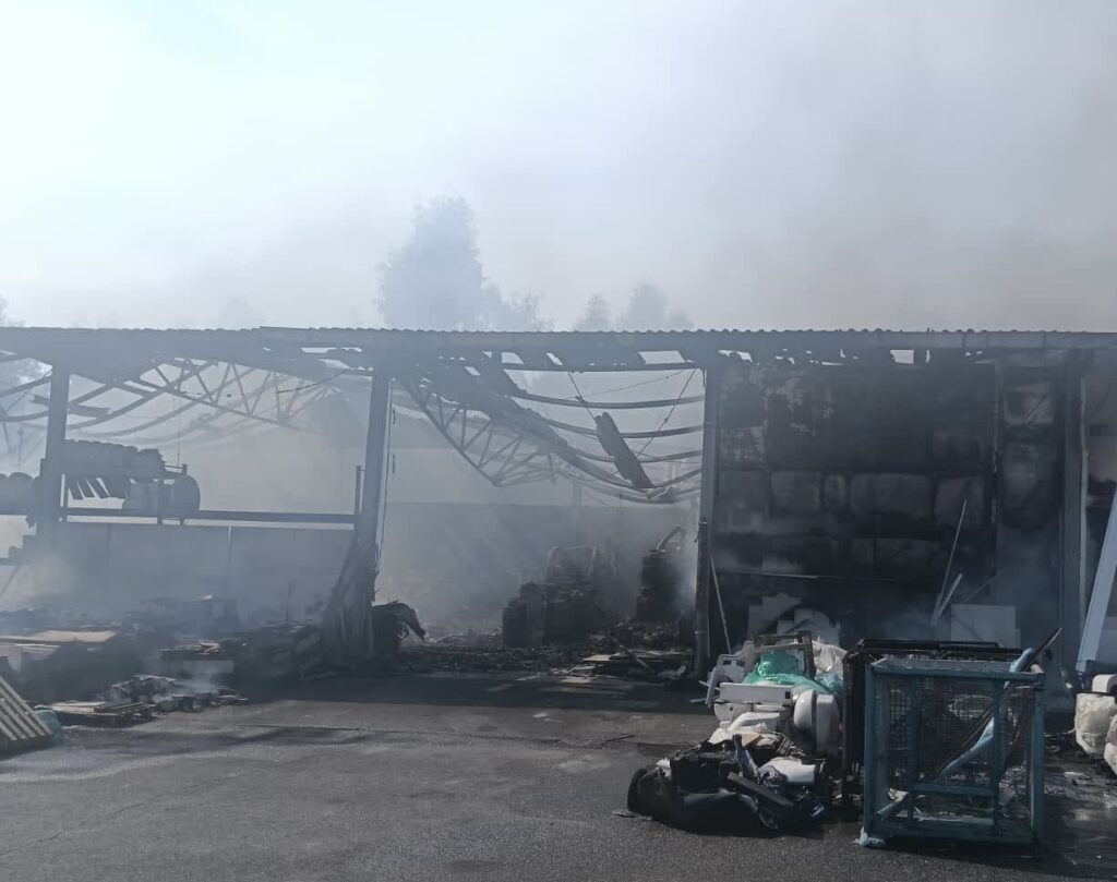 Incendi Roma oggi, roghi a Selva Candida e Tor Cervara: fiamme vicine alle case e fumo sulla città (FOTO) 2