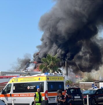 Spaventoso incendio a Maccarese, va a fuoco la Rambla