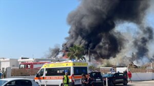 Spaventoso incendio a Maccarese, va a fuoco la Rambla