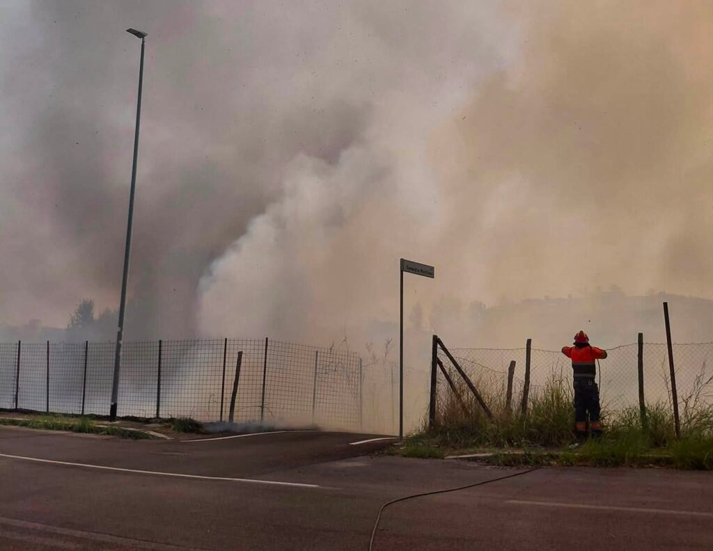 Incendio al Trullo: fiamme vicine alle case e fumo visibile da chilometri (VIDEO) 1