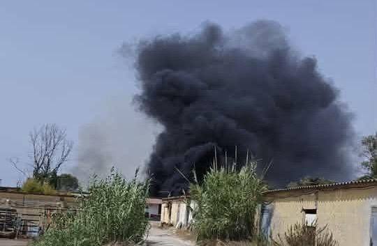 Vasto incendio a Ostia: fumo nero e aria irrespirabile (VIDEO) 1