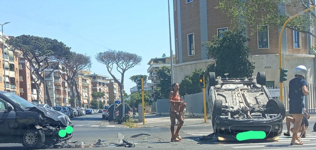 Scontro tra due auto all'incrocio a Ostia: una si ribalta, paura per un giovane 1