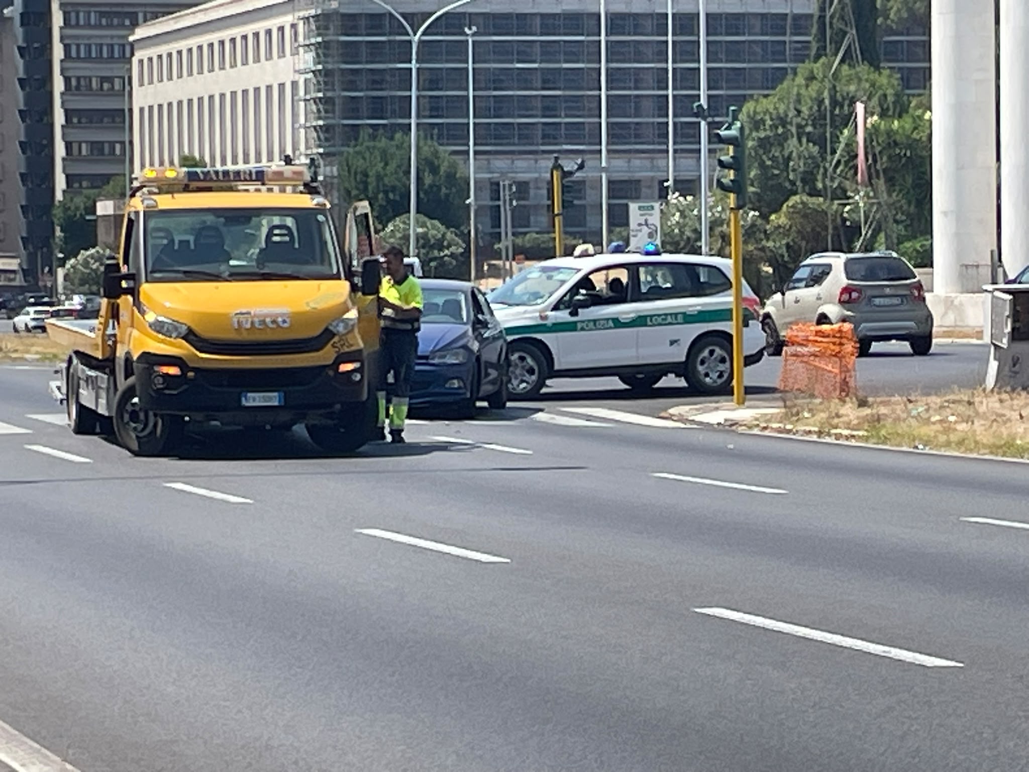 Incidente tra auto e scooter elettrico sulla Colombo: centauro in ospedale in codice rosso 1