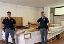 Un controllo di routine della Polizia a Spinaceto porta a un ingente sequestro di tabacco: oltre una tonnellata di merce non tracciata, attrezzature per il confezionamento e dormitori abusivi
