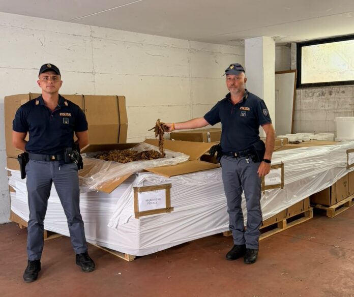 Un controllo di routine della Polizia a Spinaceto porta a un ingente sequestro di tabacco: oltre una tonnellata di merce non tracciata, attrezzature per il confezionamento e dormitori abusivi