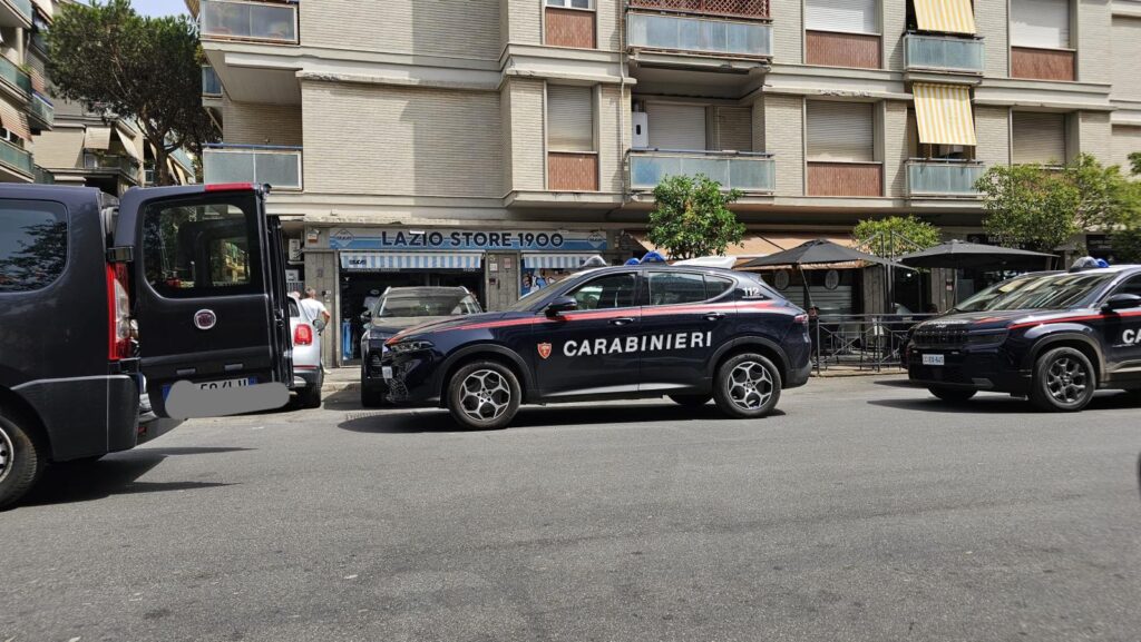 L'avvertimento al Lazio Store di Ostia in due tempi: prima la minaccia, poi il colpo di pistola 2