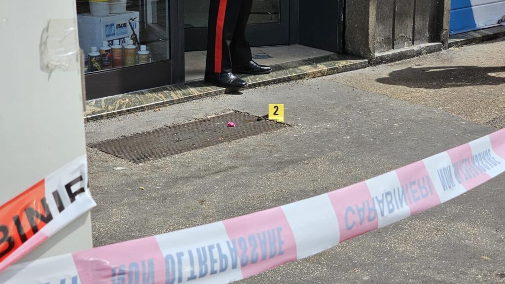Spari in pieno giorno contro il Lazio Store a Ostia: è il secondo attentato in pochi mesi 1 Spari in pieno giorno contro il Lazio Store a Ostia: è il secondo attentato in pochi mesi 1