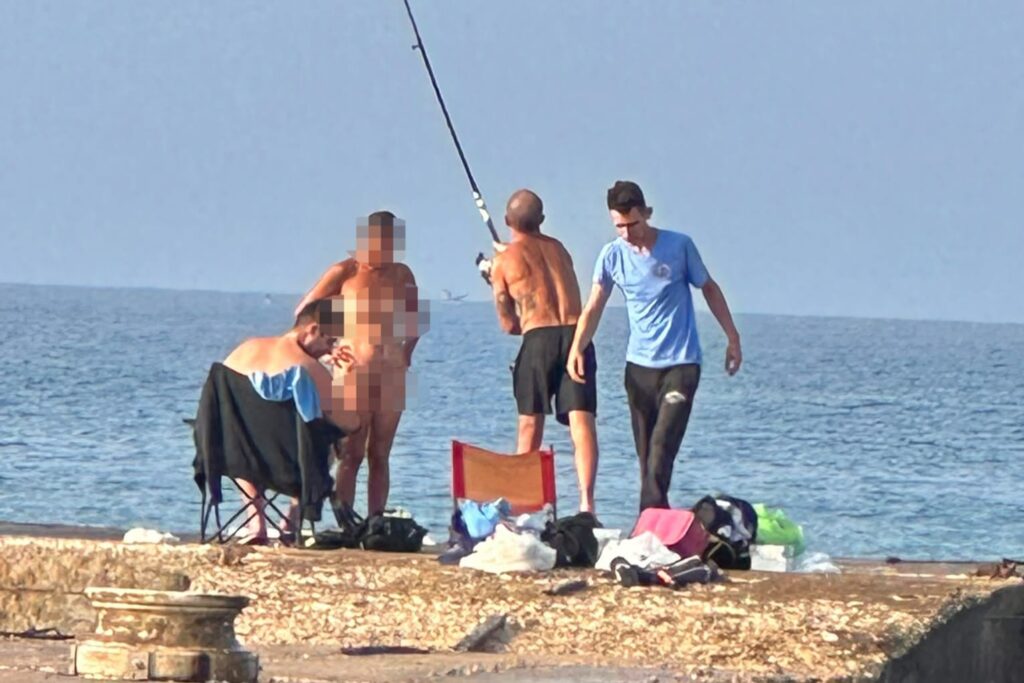 Naturista passeggia senza costume tra bagnanti e pescatori: "show" sul Pontiletto a Ostia 1