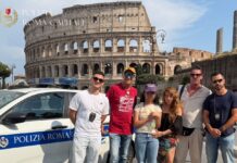 Momenti di paura per una famiglia filippina in vacanza: la bambina si perde al Colosseo tra i turisti ma viene rintracciata dagli agenti nei pressi dei Fori Imperiali