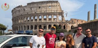 Momenti di paura per una famiglia filippina in vacanza: la bambina si perde al Colosseo tra i turisti ma viene rintracciata dagli agenti nei pressi dei Fori Imperiali