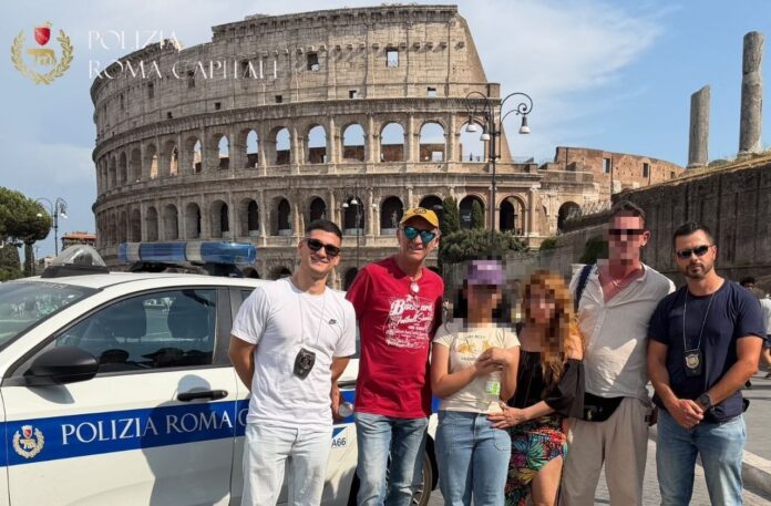 photo_6046457180266893174_y Momenti di paura per una famiglia filippina in vacanza: la bambina si perde al Colosseo tra i turisti ma viene rintracciata dagli agenti nei pressi dei Fori Imperiali