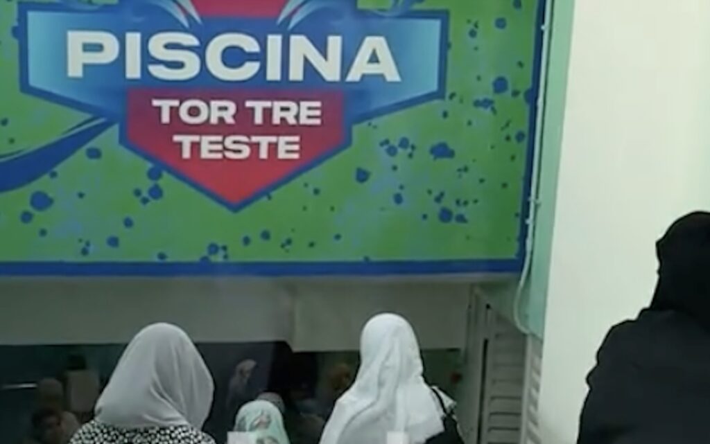 Hijab, bikini e relax: a Roma la prima giornata nella piscina per sole donne (tra le polemiche) 1