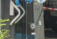 L’avvertimento al Lazio Store di Ostia in due tempi: prima la minaccia, poi il colpo di pistola