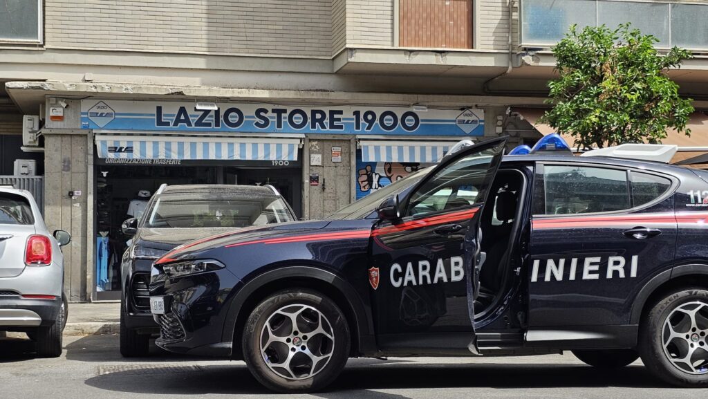 Spari in pieno giorno contro il Lazio Store a Ostia: è il secondo attentato in pochi mesi 2 Spari in pieno giorno contro il Lazio Store a Ostia: è il secondo attentato in pochi mesi 2