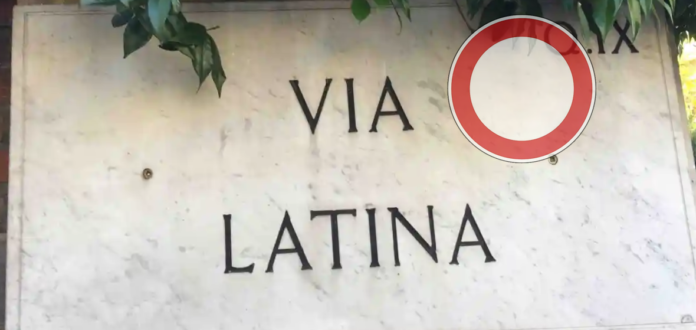 via-latina-con-segnale-sinistra Un tratto di Via Latina chiude al traffico per "Inclusività e gioco", evento della Settimana della Mobilità per bambini e famiglie