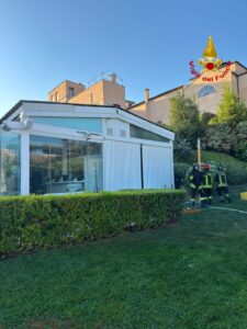 Incendio in una struttura alberghiera a Roma: Vigili del Fuoco mettono in sicurezza l'area 2