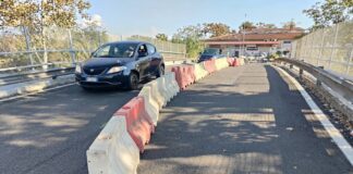 Dopo l'urto di un camion, è tornata transitabile la semicarreggiata in direzione Ostia mentre proseguono le modifiche ai percorsi dei bus nel territorio del Municipio X