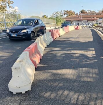 Dopo l'urto di un camion, è tornata transitabile la semicarreggiata in direzione Ostia mentre proseguono le modifiche ai percorsi dei bus nel territorio del Municipio X