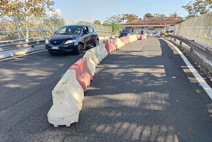 Dopo l'urto di un camion, è tornata transitabile la semicarreggiata in direzione Ostia mentre proseguono le modifiche ai percorsi dei bus nel territorio del Municipio X