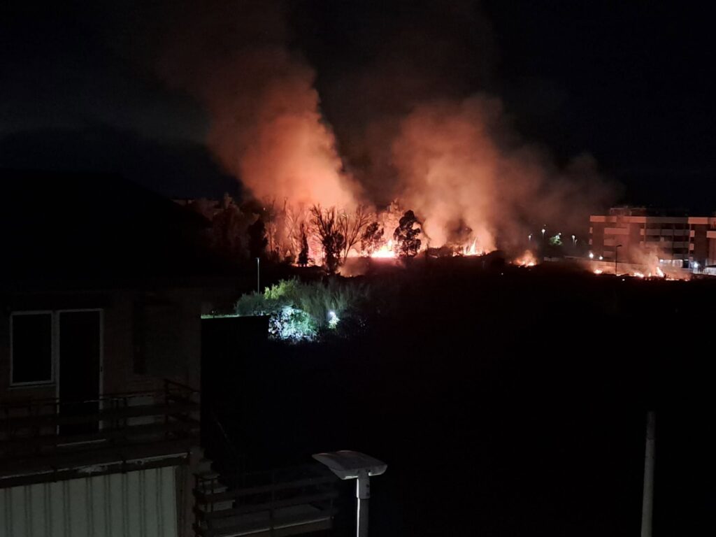 Notte di fuoco a Dragoncello: fiamme alte tra le case (VIDEO) 1