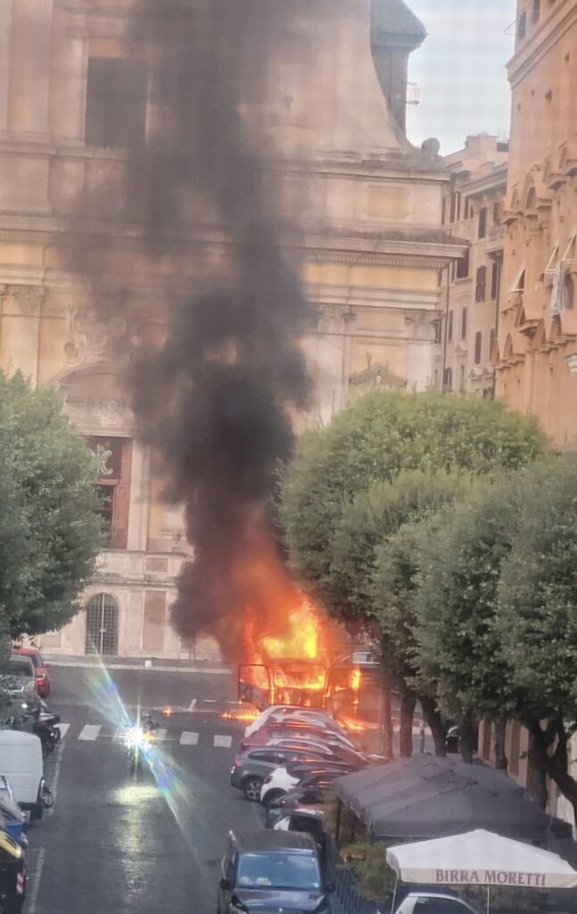 Furgone Ama in fiamme a Roma: veicolo distrutto vicinissimo a San Pietro 1 Furgone Ama in fiamme a Roma: veicolo distrutto vicinissimo a San Pietro 1