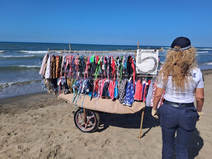 Oltre seimila articoli non a norma, abbigliamento, giocattoli e cibo sequestrati lungo il litorale di Ardea grazie al progetto Spiagge Sicure
