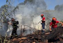 Vigili del Fuoco e protezione civile al lavoro per l'incendio di via delle Idrovore della Magliana: disposta la chiusura di un'uscita sulla A91, disagi alla circolazione nel quadrante