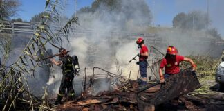 Vigili del Fuoco e protezione civile al lavoro per l'incendio di via delle Idrovore della Magliana: disposta la chiusura di un'uscita sulla A91, disagi alla circolazione nel quadrante