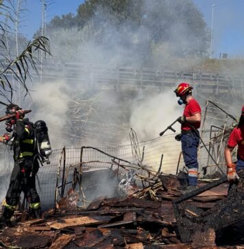 Vigili del Fuoco e protezione civile al lavoro per l'incendio di via delle Idrovore della Magliana: disposta la chiusura di un'uscita sulla A91, disagi alla circolazione nel quadrante