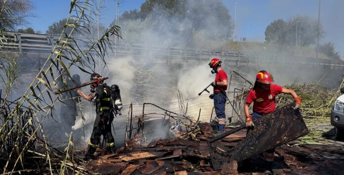 798393117_18391870021160163_4587937995746307011_n Vigili del Fuoco e protezione civile al lavoro per l'incendio di via delle Idrovore della Magliana: disposta la chiusura di un'uscita sulla A91, disagi alla circolazione nel quadrante