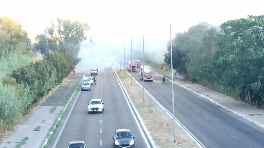 Incendio in via Isacco Newton, avvertite anche due esplosioni (FOTO e VIDEO) 1