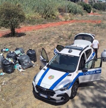 Tra pattuglie nelle periferie e telecamere sui punti sensibili, la Polizia Locale di Anzio stana i furbetti dei rifiuti che si disfacevano illegalmente di spazzatura domestica e ingombranti: sanzioni salate, patenti sospese e due denunce penali per i casi più gravi