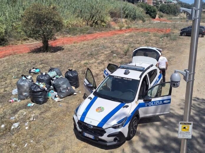 Tra pattuglie nelle periferie e telecamere sui punti sensibili, la Polizia Locale di Anzio stana i furbetti dei rifiuti che si disfacevano illegalmente di spazzatura domestica e ingombranti: sanzioni salate, patenti sospese e due denunce penali per i casi più gravi