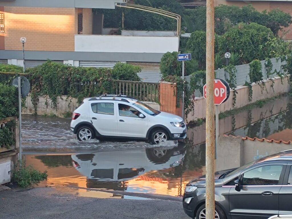 Torvaianica colpita da un violento temporale notturno, acqua nelle abitazioni e alberi crollati