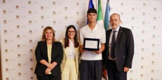 Il Consiglio regionale celebra il giovane bagnino di Torvaianica: la storia di Denis Sguera e della sua straordinaria giornata di salvataggi sul litorale