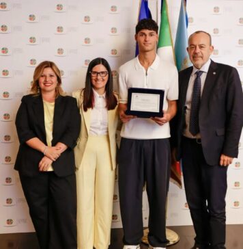 Il Consiglio regionale celebra il giovane bagnino di Torvaianica: la storia di Denis Sguera e della sua straordinaria giornata di salvataggi sul litorale