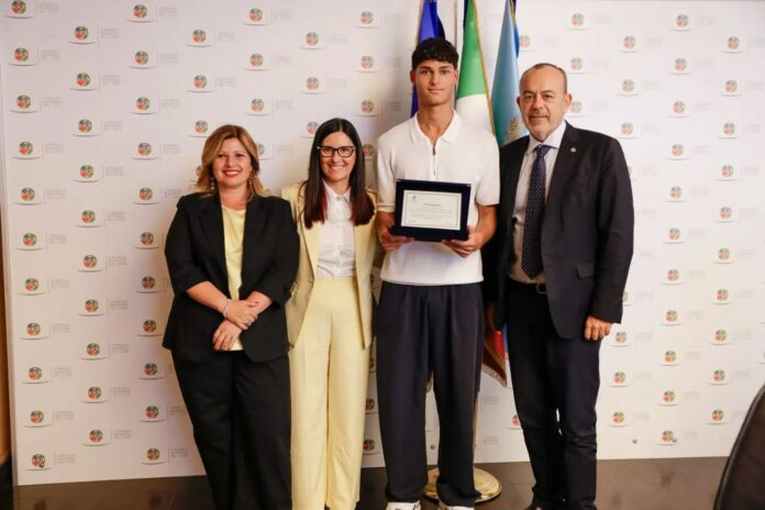 Il Consiglio regionale celebra il giovane bagnino di Torvaianica: la storia di Denis Sguera e della sua straordinaria giornata di salvataggi sul litorale