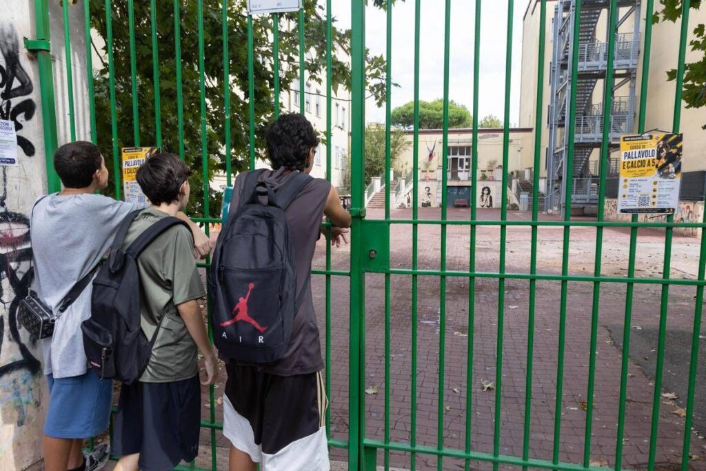 Studente che ha salvato la prof accoltellata: Valditara vuole premiarlo al Ministero, ma la tutrice frena 1