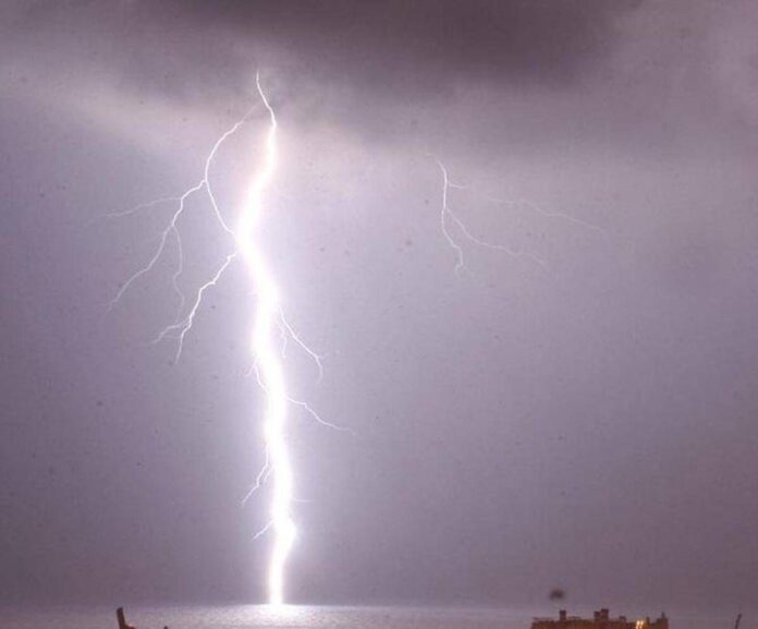 Brindisi, colpito da fulmine mentre pesca su scogli: morto un 70enne
