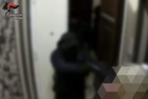 Legati, accecati e minacciati di mutilazione: presa la banda della rapina da 100mila euro a Monti 1