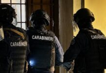 Droga e armi, blitz dei carabinieri alle case popolari di Pomezia: 3 arresti e 6 denunce