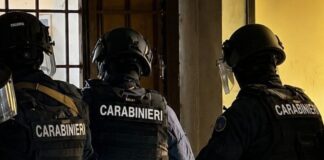 Droga e armi, blitz dei carabinieri alle case popolari di Pomezia: 3 arresti e 6 denunce